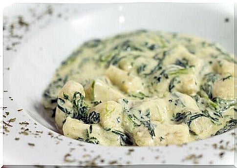 Pasta with spinach pesto will delight children