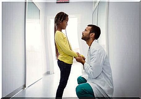 A girl chatting with a doctor.