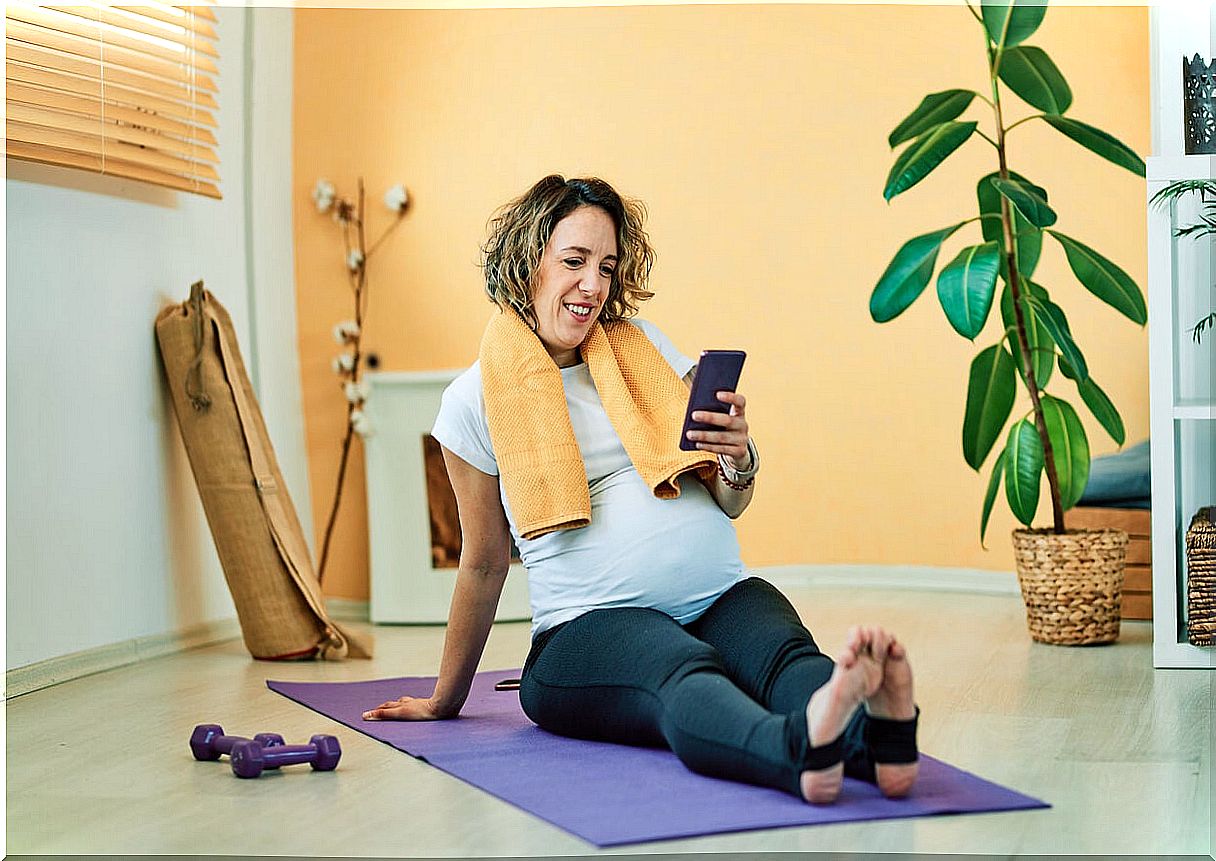 Pregnant woman exercising. 