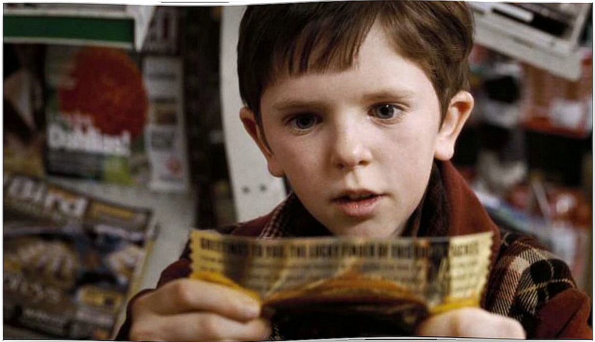 Charlie avec le billet d'or pour visiter l'usine de Willy Wonka.