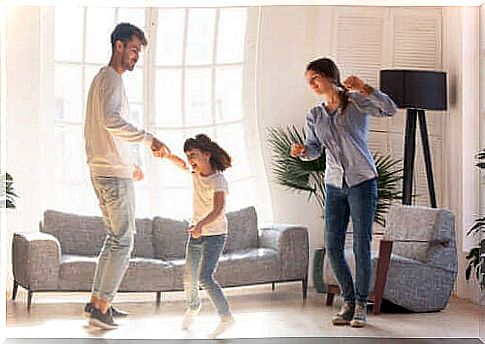 parents dancing with their daughter