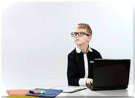 A child who works with a computer. 