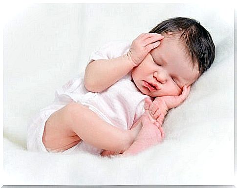 A sleeping baby thanks to healthy sleep habits 