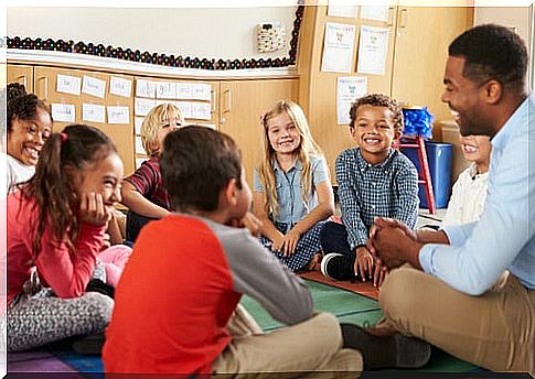 The organization of the classroom according to the Montessori method implies freedom of movement and accessibility.