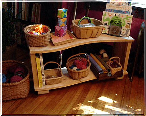 The Montessori method can also be applied at home to tidy up a child's room.