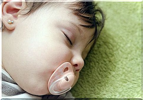 Sleeping with a pacifier can be very beneficial for babies who are restless and cannot sleep easily.