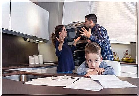 child in front of his parents who argue