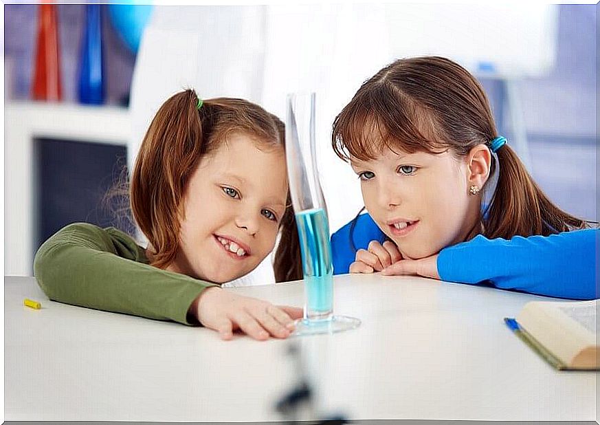 Experiments with water for children allow them to discover the world of science in a fun and curious way.