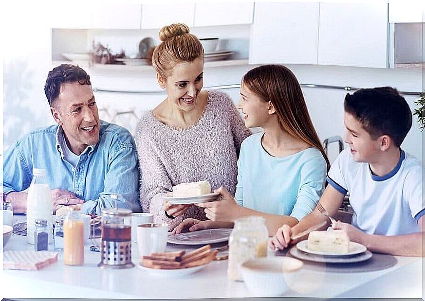 What are the advantages of family meals?