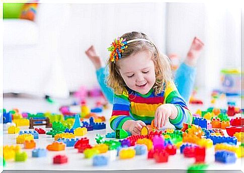 Teaching children to play alone allows them to develop their creativity and imagination. 